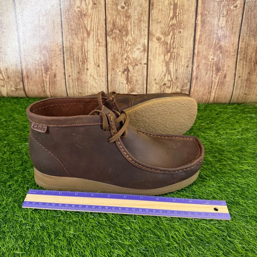 Clarks Wallaston Boot Mens size 9.5 M Beeswax Leather Moccasin Toe Chukka